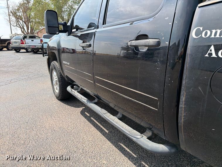 image for item EW8942 2012 Chevrolet Silverado 3500HD Crew Cab pickup truck