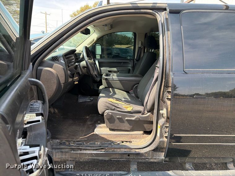 image for item EW8942 2012 Chevrolet Silverado 3500HD Crew Cab pickup truck