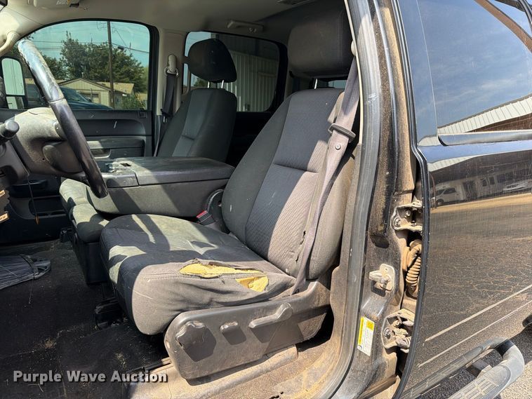 image for item EW8942 2012 Chevrolet Silverado 3500HD Crew Cab pickup truck