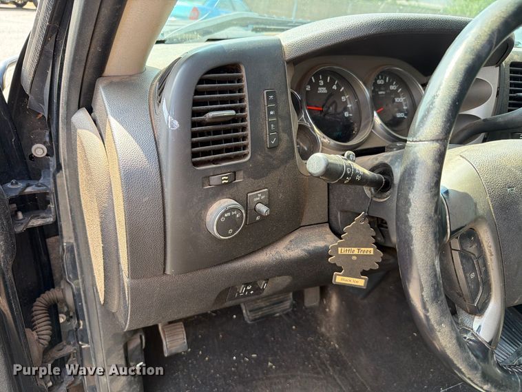 image for item EW8942 2012 Chevrolet Silverado 3500HD Crew Cab pickup truck