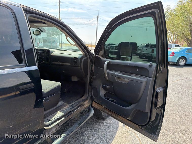 image for item EW8942 2012 Chevrolet Silverado 3500HD Crew Cab pickup truck