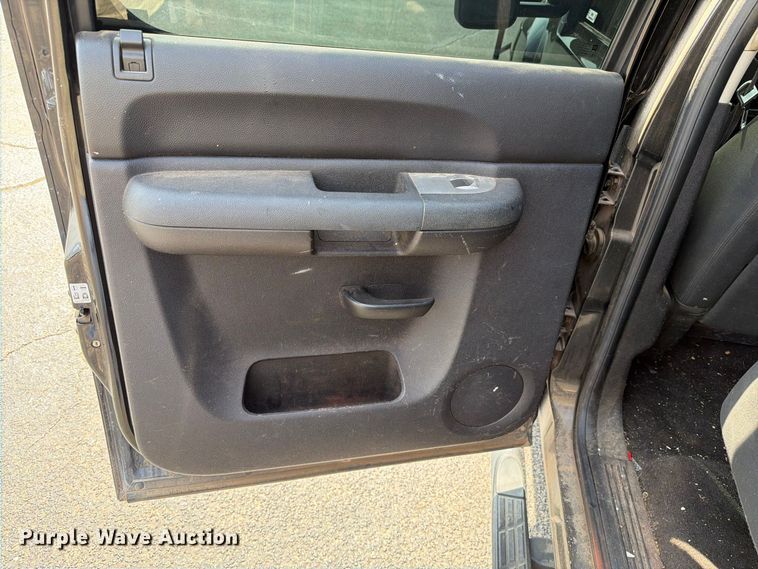 image for item EW8942 2012 Chevrolet Silverado 3500HD Crew Cab pickup truck
