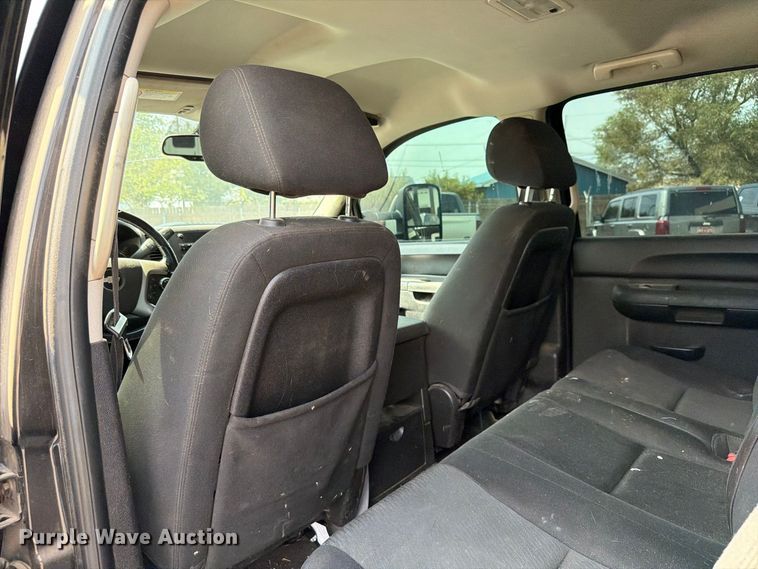 image for item EW8942 2012 Chevrolet Silverado 3500HD Crew Cab pickup truck