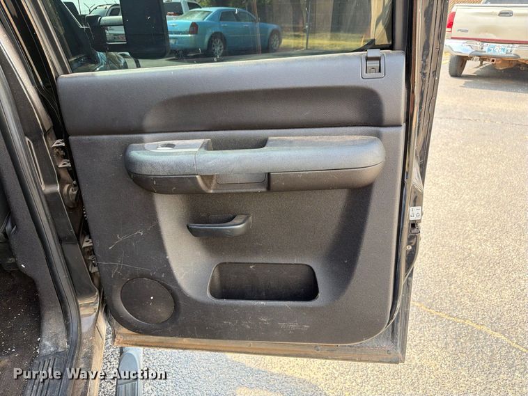 image for item EW8942 2012 Chevrolet Silverado 3500HD Crew Cab pickup truck