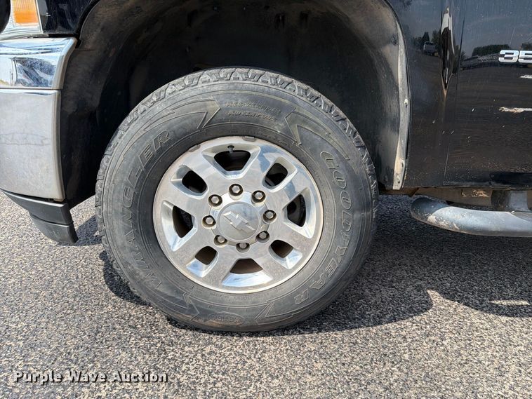 image for item EW8942 2012 Chevrolet Silverado 3500HD Crew Cab pickup truck