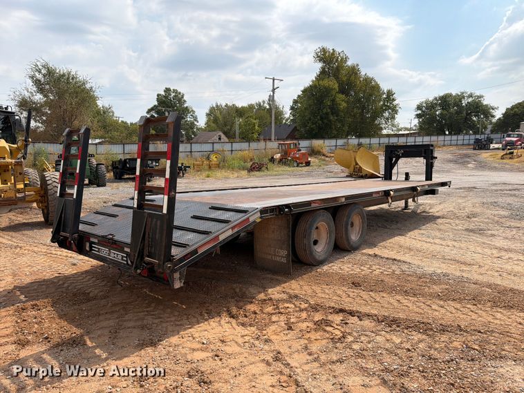image for item EW8956 2002 Donahue HF-30BT equipment trailer