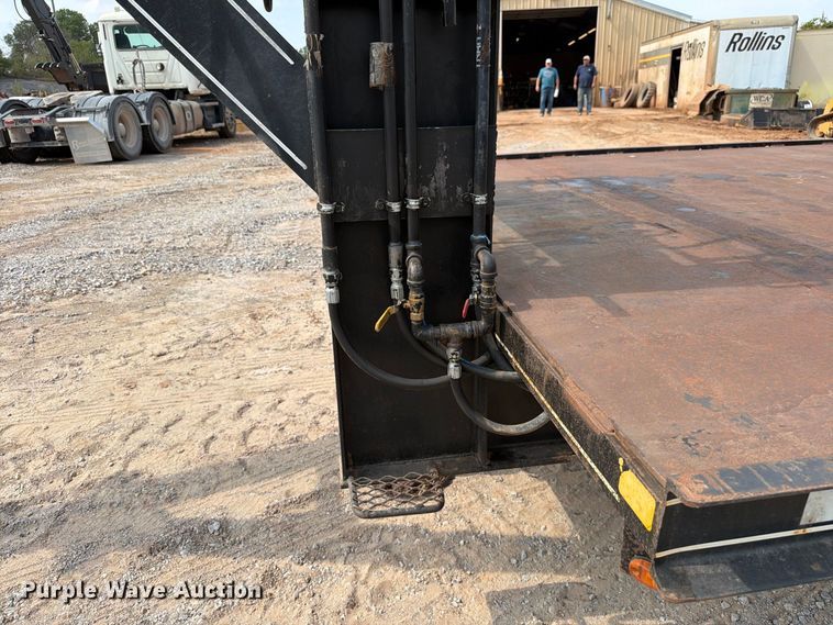 image for item EW8956 2002 Donahue HF-30BT equipment trailer