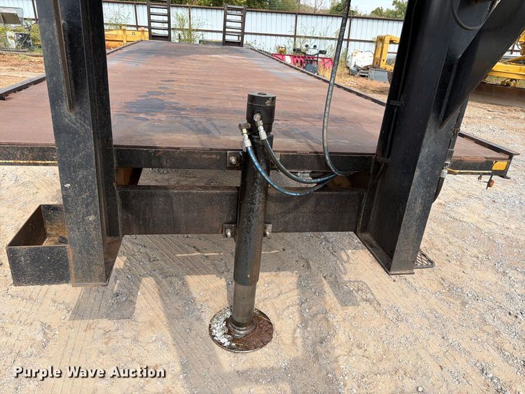 image for item EW8956 2002 Donahue HF-30BT equipment trailer