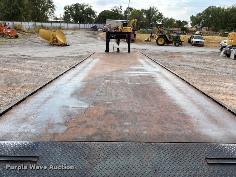 image for item EW8956 2002 Donahue HF-30BT equipment trailer