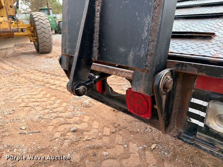 image for item EW8956 2002 Donahue HF-30BT equipment trailer
