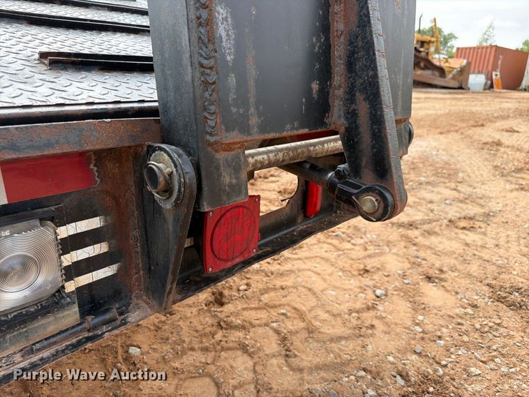image for item EW8956 2002 Donahue HF-30BT equipment trailer