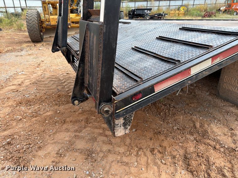 image for item EW8956 2002 Donahue HF-30BT equipment trailer