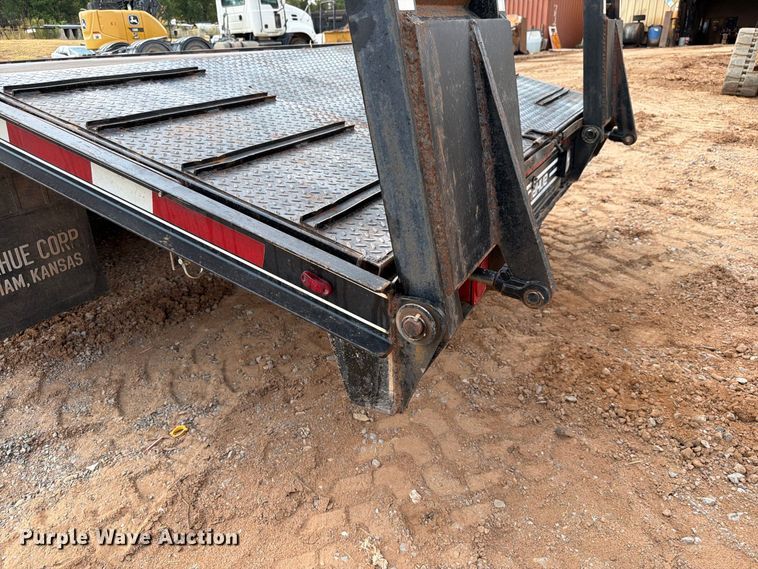image for item EW8956 2002 Donahue HF-30BT equipment trailer