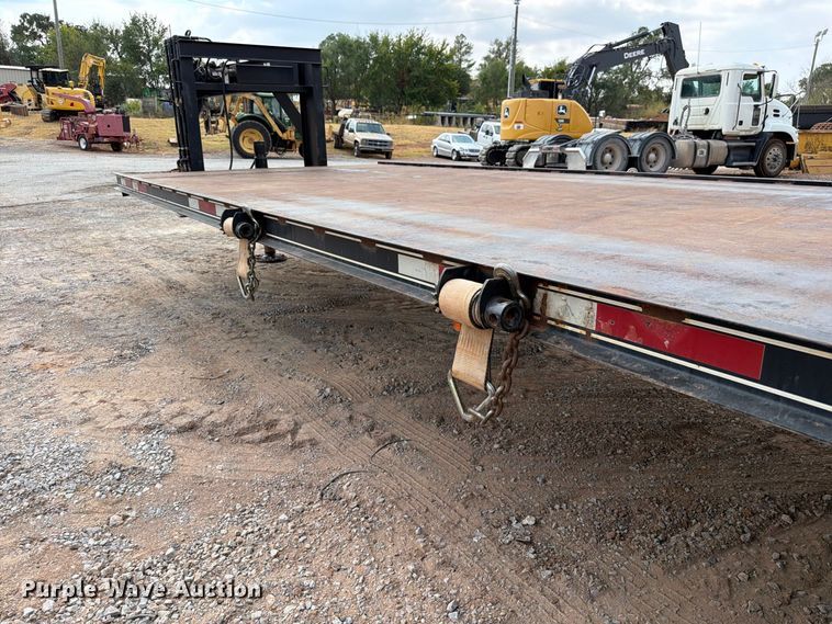 image for item EW8956 2002 Donahue HF-30BT equipment trailer