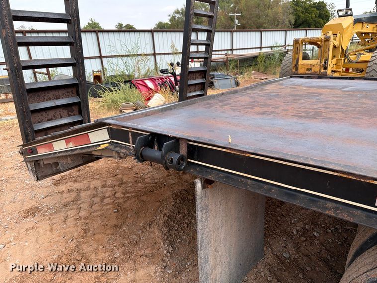 image for item EW8956 2002 Donahue HF-30BT equipment trailer
