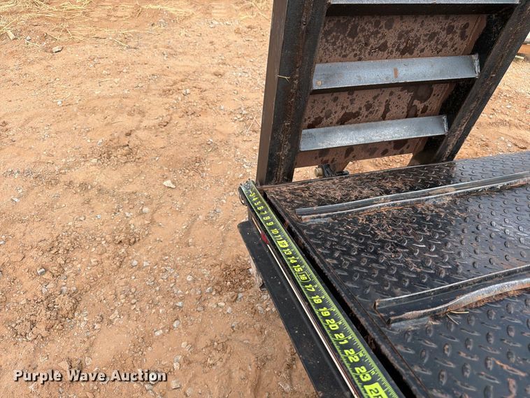image for item EW8956 2002 Donahue HF-30BT equipment trailer