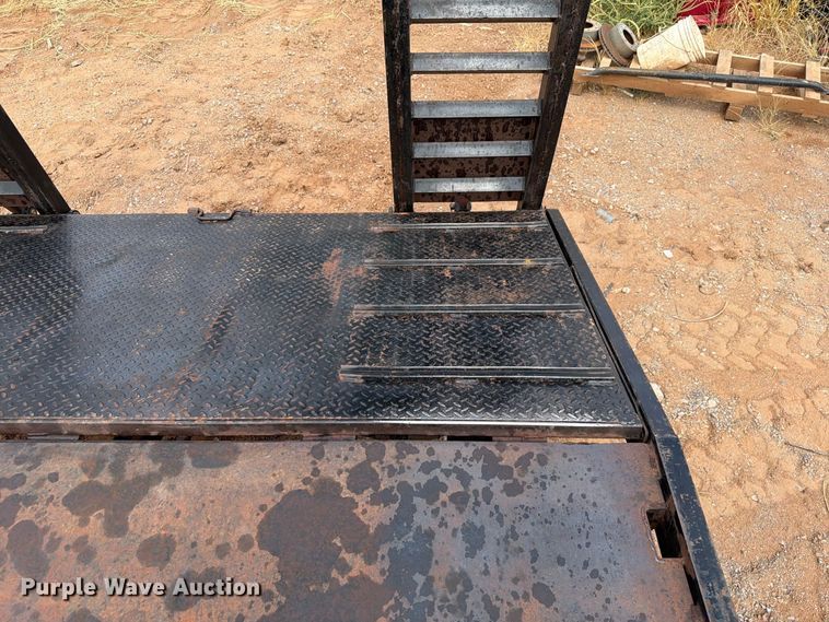 image for item EW8956 2002 Donahue HF-30BT equipment trailer