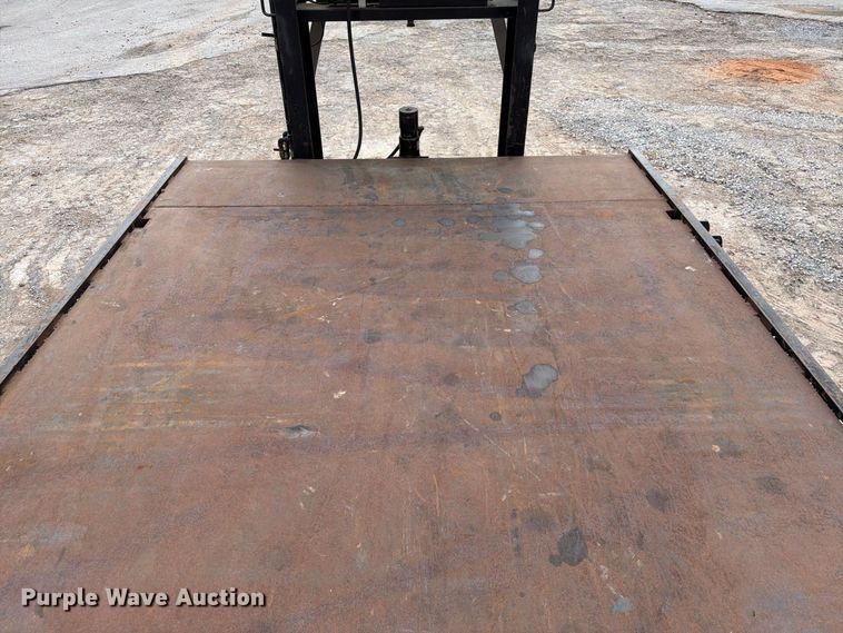 image for item EW8956 2002 Donahue HF-30BT equipment trailer