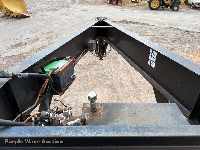image for item EW8956 2002 Donahue HF-30BT equipment trailer