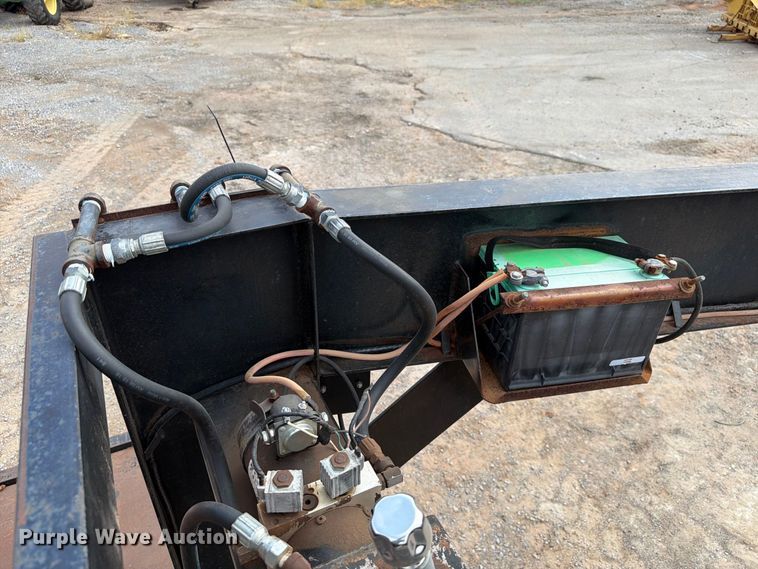 image for item EW8956 2002 Donahue HF-30BT equipment trailer