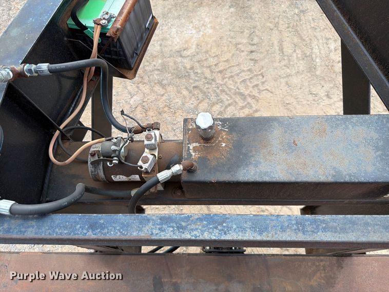 image for item EW8956 2002 Donahue HF-30BT equipment trailer
