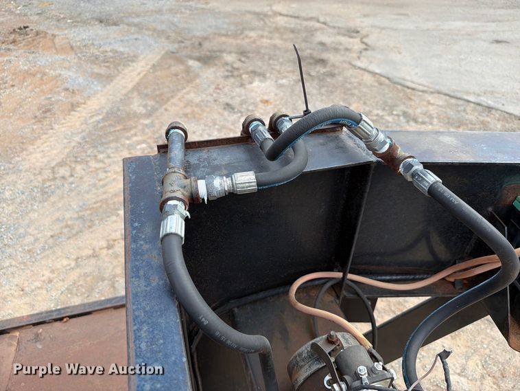image for item EW8956 2002 Donahue HF-30BT equipment trailer
