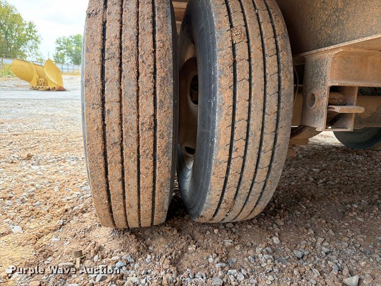 image for item EW8956 2002 Donahue HF-30BT equipment trailer