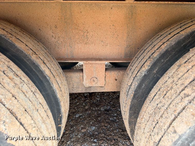 image for item EW8956 2002 Donahue HF-30BT equipment trailer