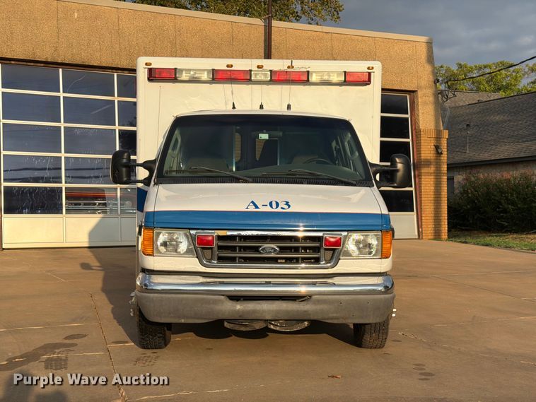 image for item EW8958 2003 Ford E450 ambulance