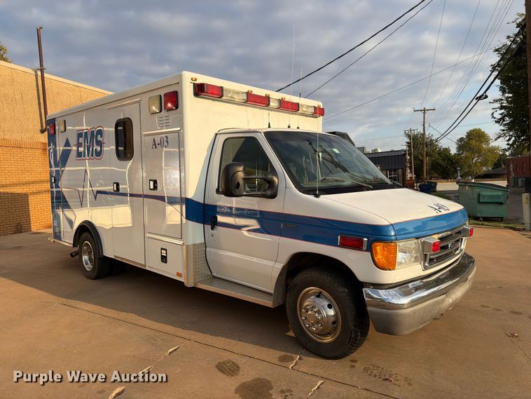 image for item EW8958 2003 Ford E450 ambulance
