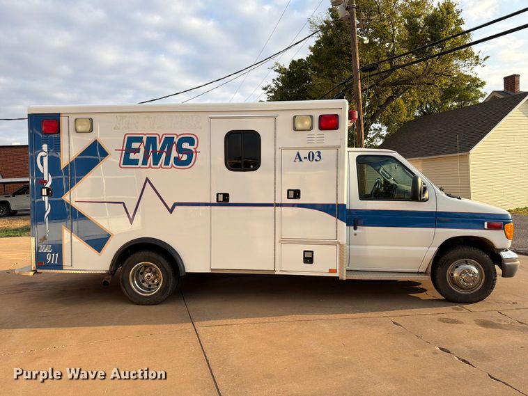 image for item EW8958 2003 Ford E450 ambulance