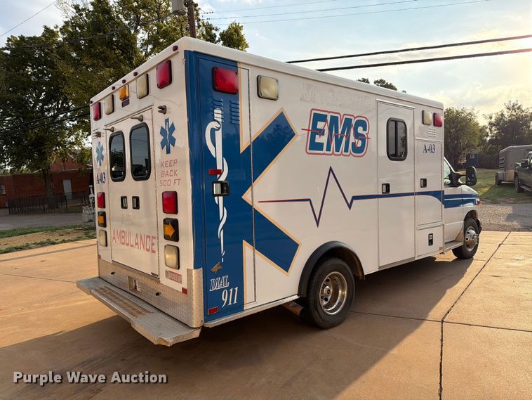 image for item EW8958 2003 Ford E450 ambulance
