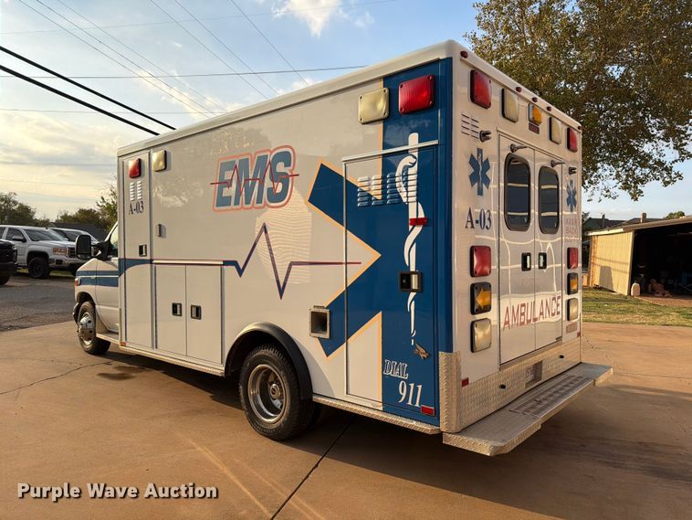 image for item EW8958 2003 Ford E450 ambulance