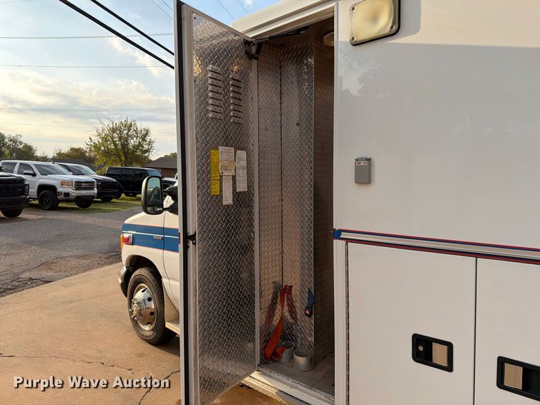 image for item EW8958 2003 Ford E450 ambulance