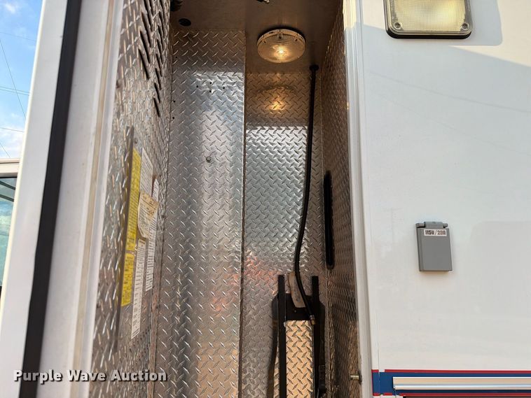 image for item EW8958 2003 Ford E450 ambulance