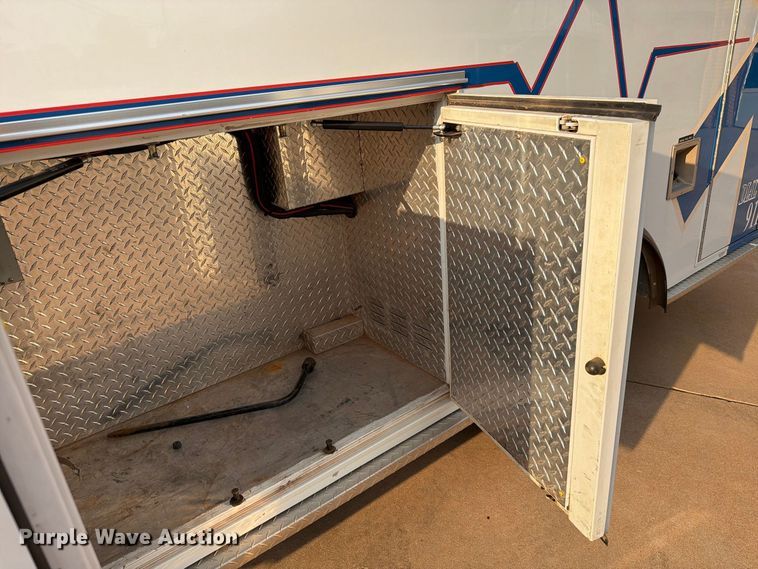 image for item EW8958 2003 Ford E450 ambulance