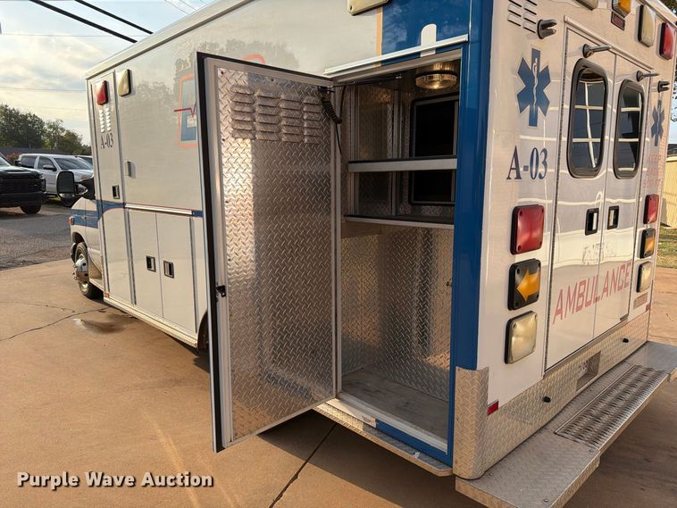 image for item EW8958 2003 Ford E450 ambulance