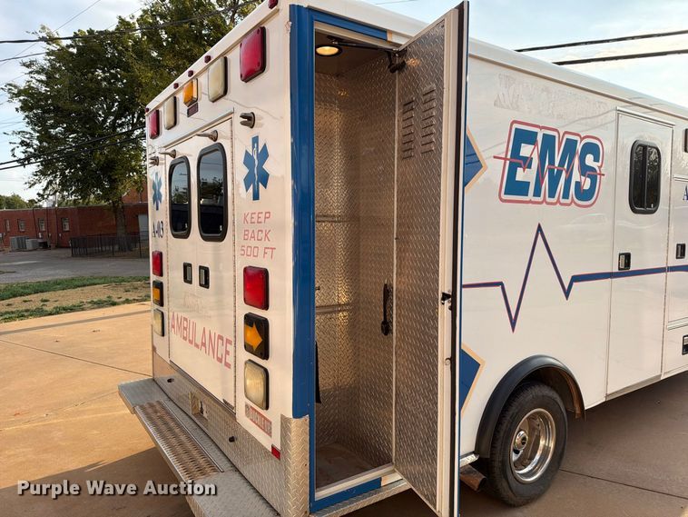 image for item EW8958 2003 Ford E450 ambulance