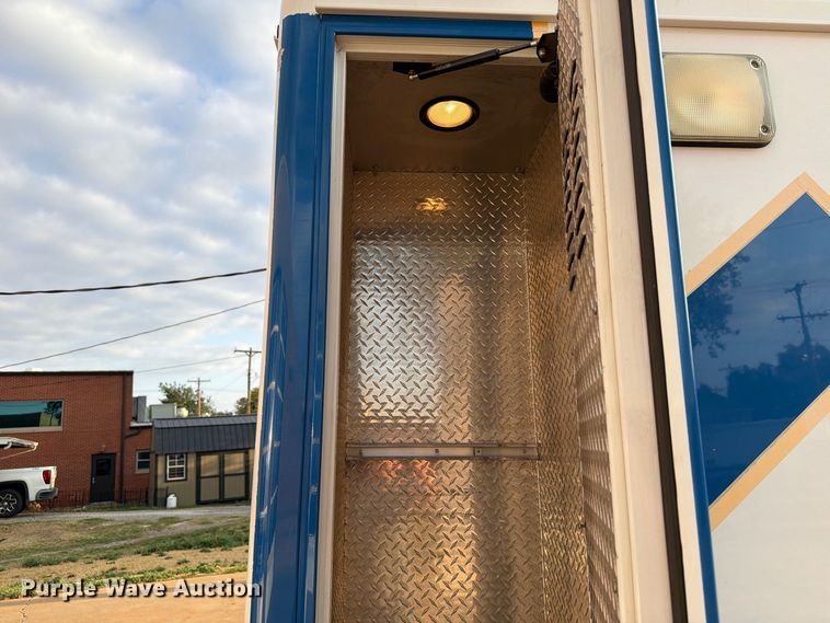 image for item EW8958 2003 Ford E450 ambulance