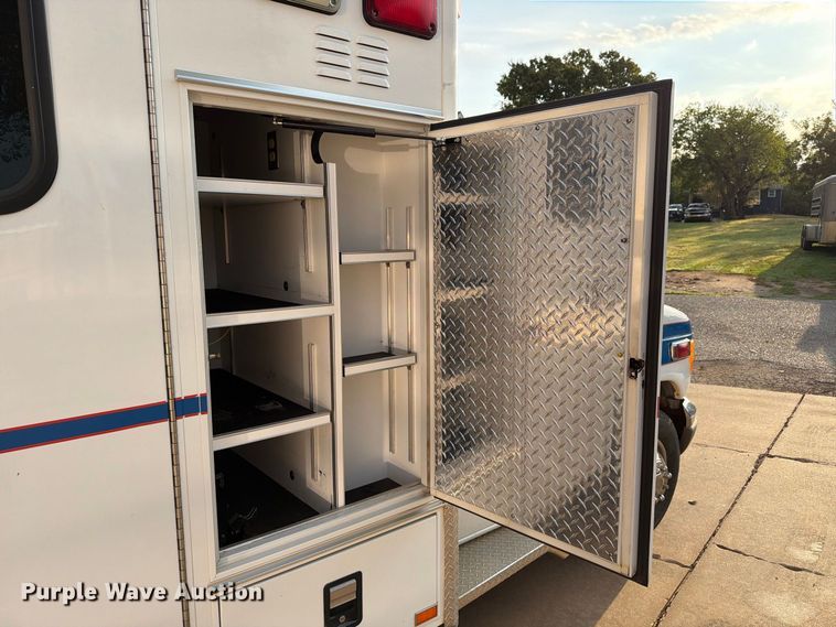 image for item EW8958 2003 Ford E450 ambulance