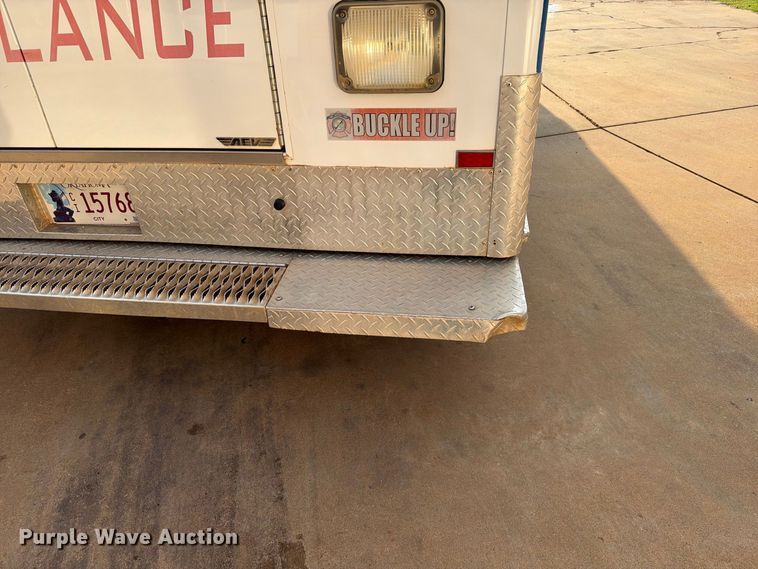 image for item EW8958 2003 Ford E450 ambulance