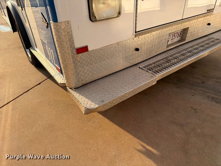 image for item EW8958 2003 Ford E450 ambulance
