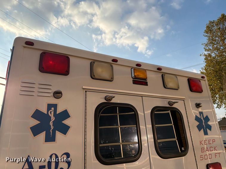 image for item EW8958 2003 Ford E450 ambulance