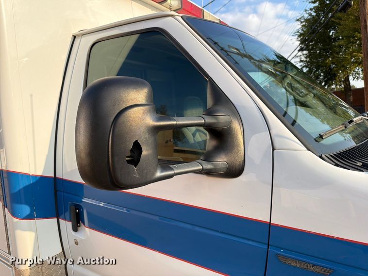 image for item EW8958 2003 Ford E450 ambulance