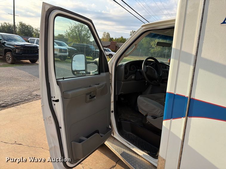 image for item EW8958 2003 Ford E450 ambulance