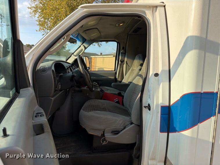image for item EW8958 2003 Ford E450 ambulance