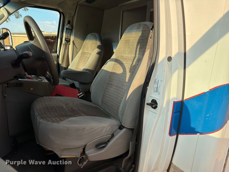 image for item EW8958 2003 Ford E450 ambulance