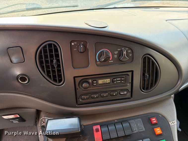image for item EW8958 2003 Ford E450 ambulance