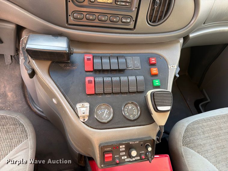 image for item EW8958 2003 Ford E450 ambulance