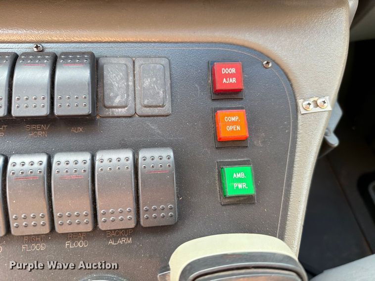 image for item EW8958 2003 Ford E450 ambulance